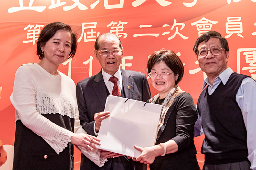 楊英邦老師與鄭理事長及連靜仙校友抽獎後合影留念