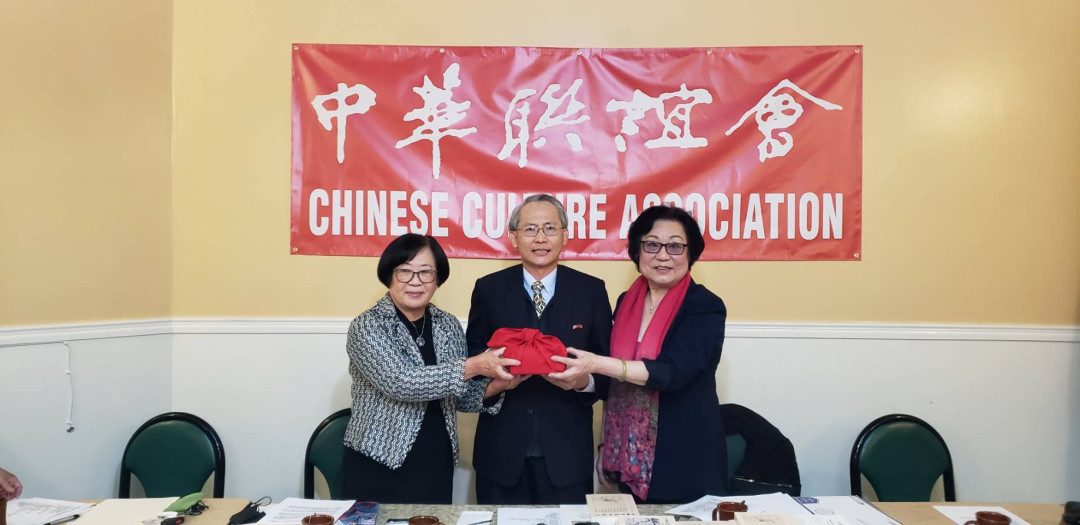 3月13日,張靜如(左)從于愛珍(右)手中接下中華聯誼會理事長,舊金山經文處處長賴銘琪(中)監交。